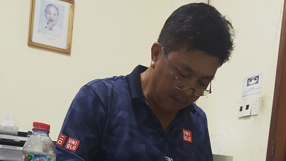 Ông trùm” Thanh Hùng cầm đầu đường dây đánh bạc ngàn tỷ viết lấy lời khai tại cơ quan công an.