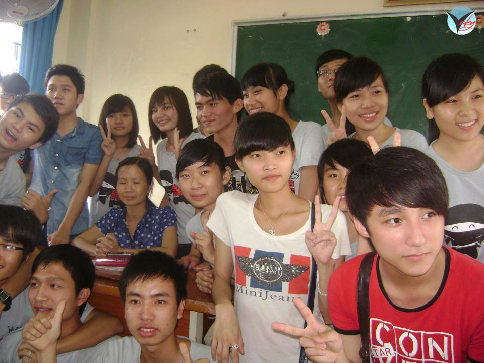 "Sếp" mặc chiếc áo đỏ cá tính, nổi bật giữa dàn học sinh.