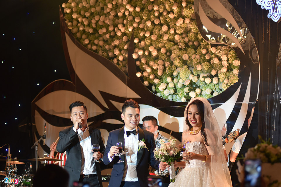 Tuấn Hưng góp vui với ca khúc Nắm lấy tay anh. Đây cũng là lời chúc với mong ước cả hai sẽ nắm tay nhau cùng vượt qua mọi khó khăn mà anh gửi tới người em thân thiết và vợ.