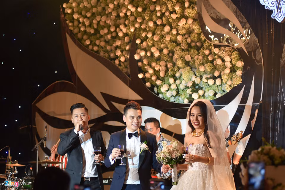 Tuấn Hưng góp vui với ca khúc Nắm lấy tay anh. Đây cũng là lời chúc với mong ước cả hai sẽ nắm tay nhau cùng vượt qua mọi khó khăn mà anh gửi tới người em thân thiết và vợ.