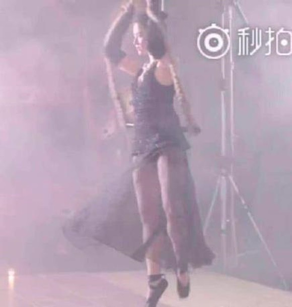 Qua những hình ảnh này có thể thấy chân của Lưu Diệc Phi khá to và thô. Cư dân mạng còn chê Lưu Diệc Phi có vòng eo "bánh mì". Một số còn mỉa mai "thiên nga đen đã trở thành thiên nga béo rồi". Cụm từ "Lưu Diệc Phi béo rồi" còn leo lên top đầu những cụm từ khóa được tìm kiếm nhiều nhất trên weibo.