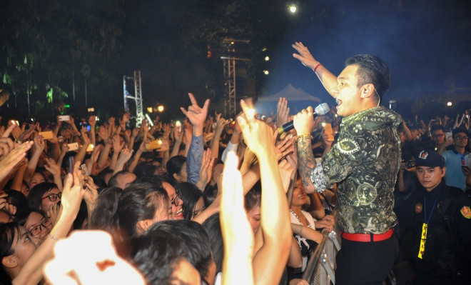 Trước đó anh vừa gây chú ý khi phản pháo nhạc sĩ Lê Minh Sơn về nhận định ca từ "Anh yêu em" là tầm thường.