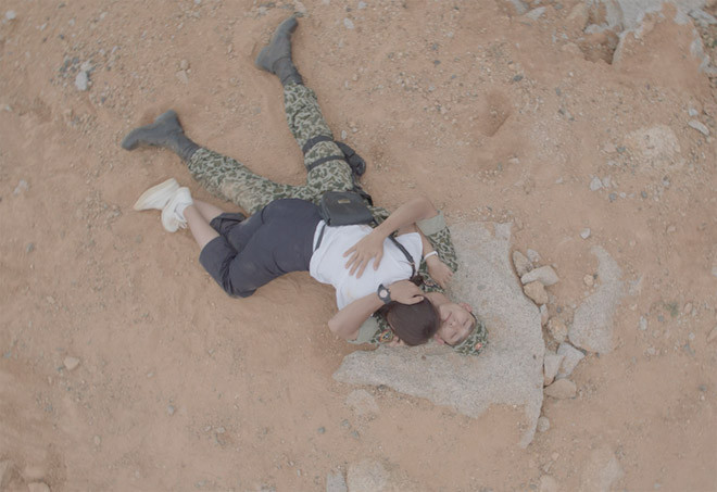 Đại uý Duy Kiên (Song Luân thủ vai) là người lính cầm súng để bảo vệ người dân và Tổ quốc, còn bác sĩ Hoài Phương (Khả Ngân đảm nhận) cứng cỏi với quan niệm "sinh mạng là điều quý giá nhất".