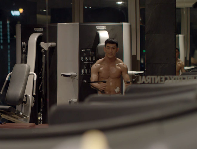 Cảnh quay khoe cơ bắp 6 múi của nam diễn viên Song Luân.