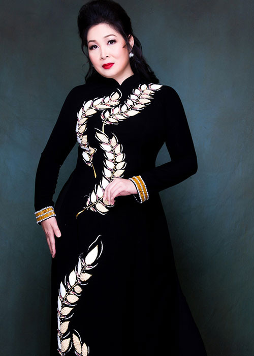 Tất bật với công việc, nghệ sĩ Hồng Vân được ông xã Lê Tuấn Anh hỗ trợ nhiệt tình. Chính nam diễn viên là người lùi lại phía sau để vợ được tỏa sáng trên sân khấu.