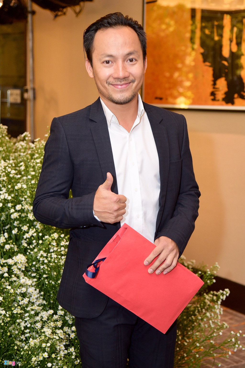 Rapper Đinh Tiến Đạt một mình đến chúc mừng Diệp Lâm Anh. Cả hai từng có thời gian đáng nhớ khi tham gia Cuộc đua kỳ thú mùa đầu tiên.