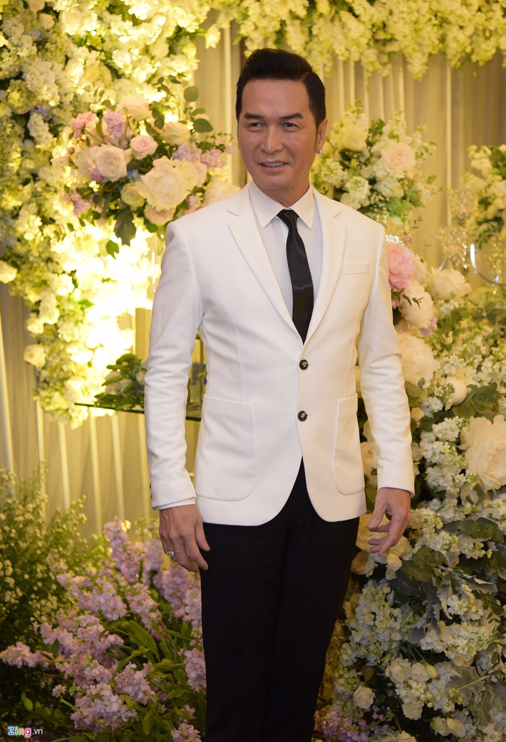 Ca sĩ Nguyễn Hưng vừa là khách mời, vừa biểu diễn trong tiệc cưới. Nam ca sĩ hải ngoại cho biết anh vốn khó tính, ít nhận lời hát đám cưới. Nhưng vì mối quan hệ thân thiết với gia đình cô dâu chú rể nên anh sẵn sàng góp vui bằng tiết mục sôi động.