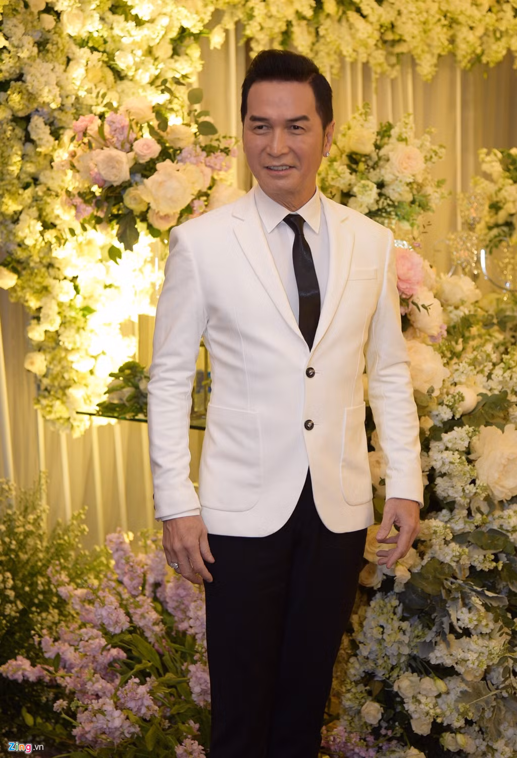 Ca sĩ Nguyễn Hưng vừa là khách mời, vừa biểu diễn trong tiệc cưới. Nam ca sĩ hải ngoại cho biết anh vốn khó tính, ít nhận lời hát đám cưới. Nhưng vì mối quan hệ thân thiết với gia đình cô dâu chú rể nên anh sẵn sàng góp vui bằng tiết mục sôi động.