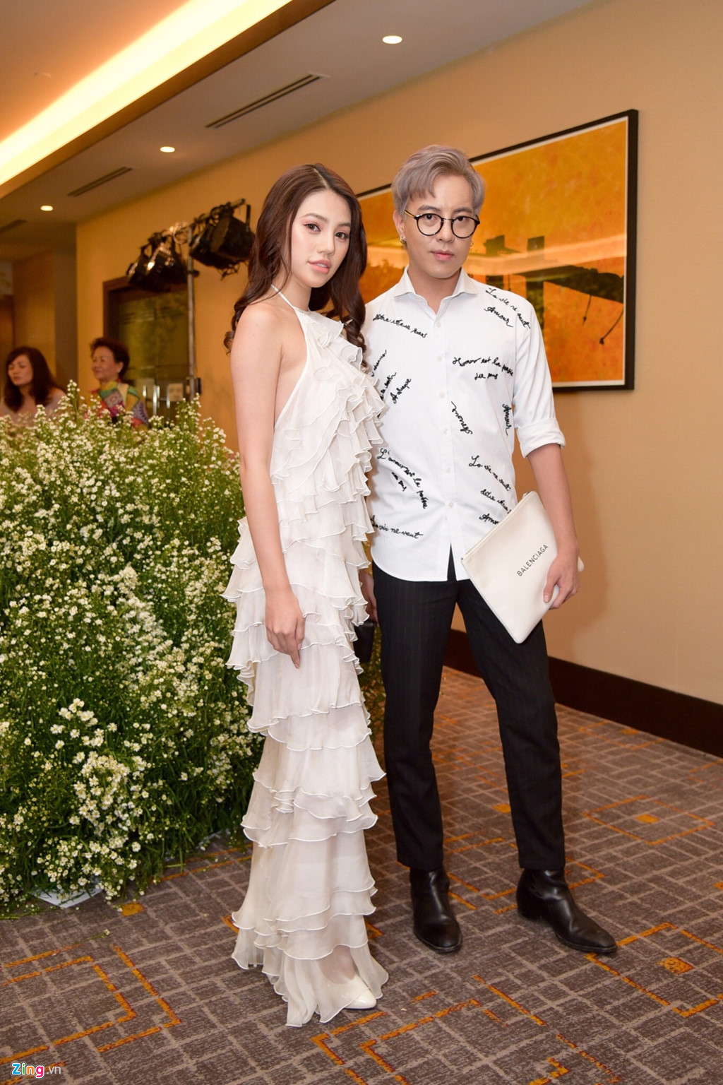 Người đẹp Jolie Nguyễn chọn đầm nhún bèo, nhiều tầng đến dự tiệc cưới.