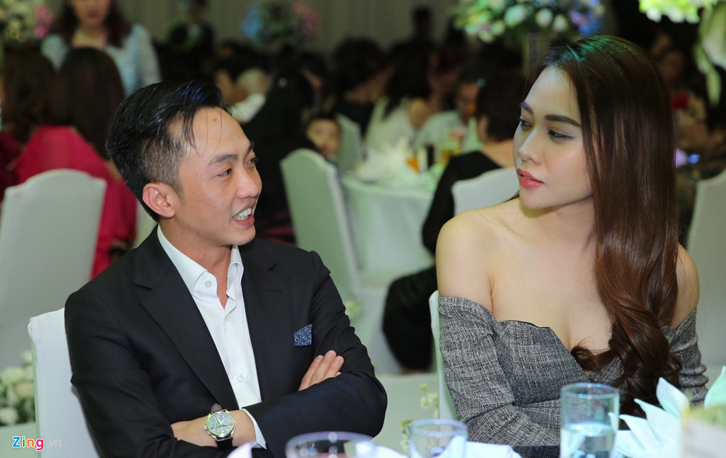 Chỉ khi đã vào bàn tiệc, đôi tình nhân mới thoải mái trò chuyện và dành cho nhau ánh mắt tình tứ. Sau khi chia tay Hạ Vi, Cường Đô La nhanh chóng công khai mối quan hệ với Đàm Thu Trang. Có tin họ đã đính hôn nhưng Đàm Thu Trang từ chối xác nhận.