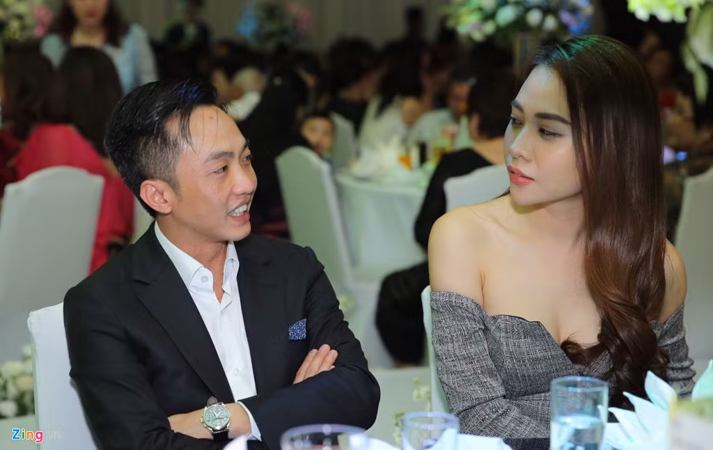 Chỉ khi đã vào bàn tiệc, đôi tình nhân mới thoải mái trò chuyện và dành cho nhau ánh mắt tình tứ. Sau khi chia tay Hạ Vi, Cường Đô La nhanh chóng công khai mối quan hệ với Đàm Thu Trang. Có tin họ đã đính hôn nhưng Đàm Thu Trang từ chối xác nhận.