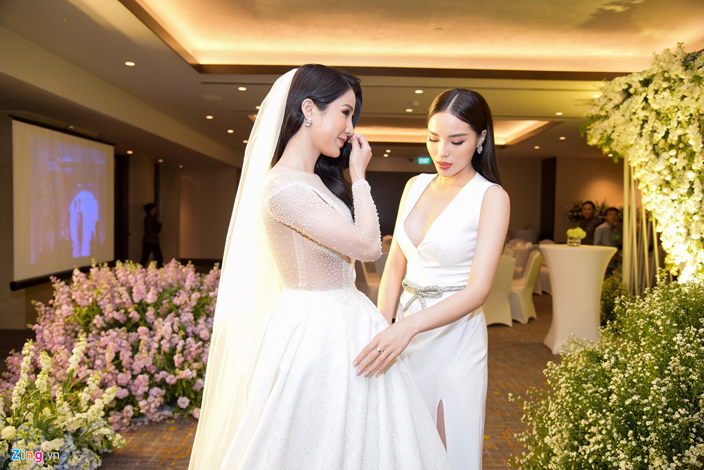 Đến sớm, Kỳ Duyên dành thời gian trò chuyện với cô dâu. Hội bạn thân của Diệp Lâm Anh như Kỳ Duyên, Jolie Nguyễn đều chọn đầm tông trắng dự tiệc cưới.