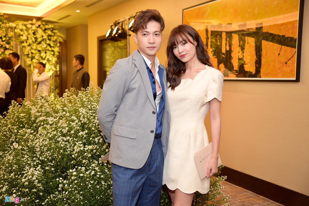 Lan Ngọc và S.T tình tứ dự đám cưới cùng nhau. Khi tham gia Phiên tòa tình yêu, cặp đôi bị nghi vấn đang hẹn hò. Cựu thành viên nhóm 365 thừa nhận mối quan hệ của cả hai trên mức tình bạn.