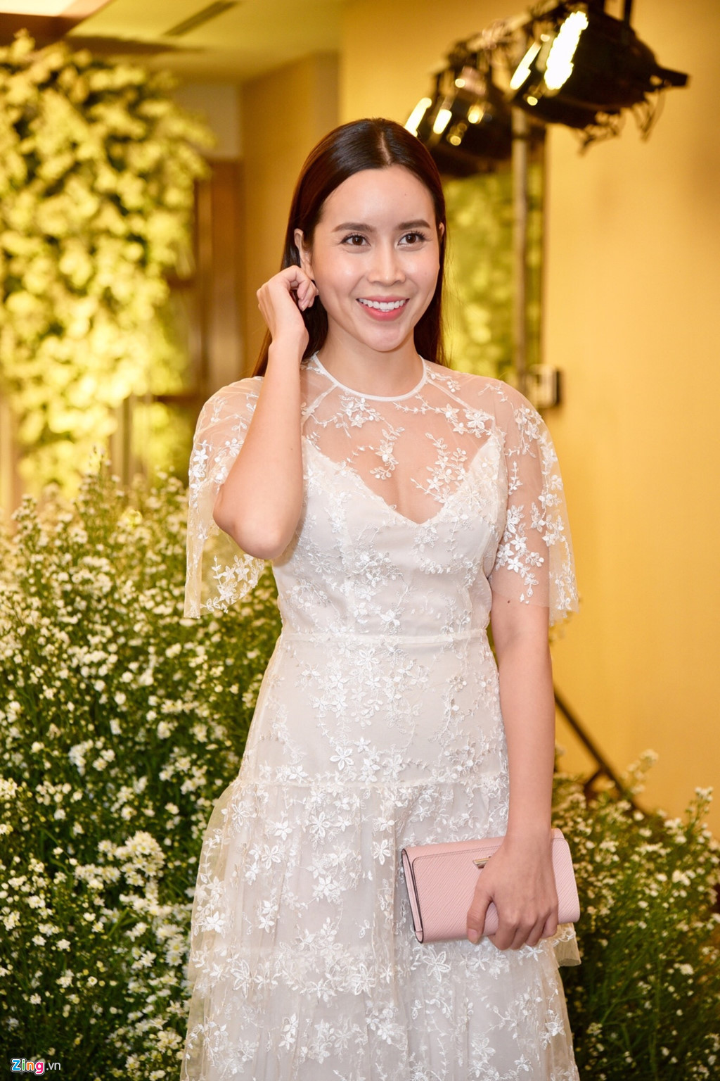 Ca sĩ Lưu Hương Giang một mình đến chúc mừng đàn em.