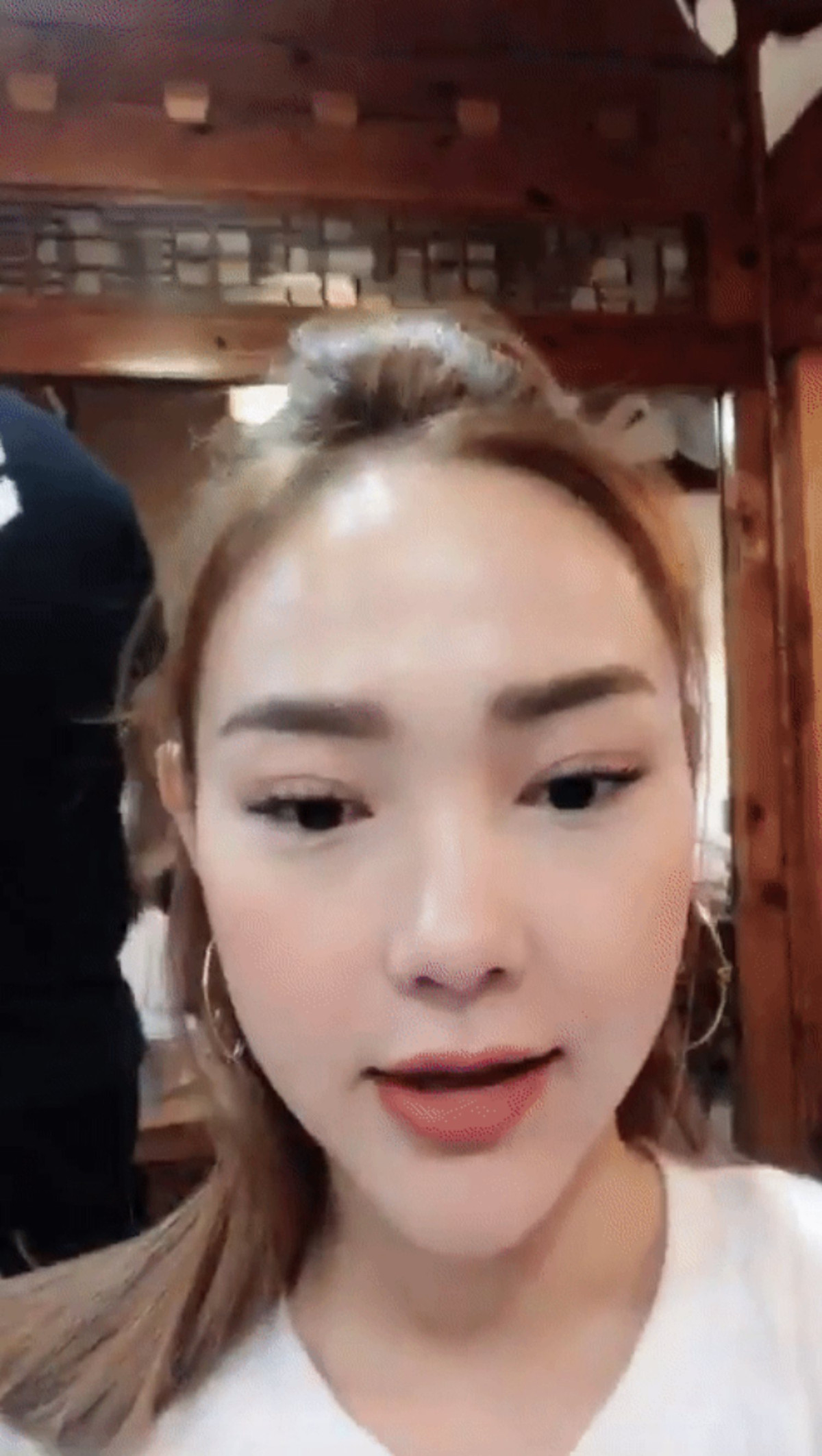 Cận cảnh gương mặt khác lạ của Minh Hằng.