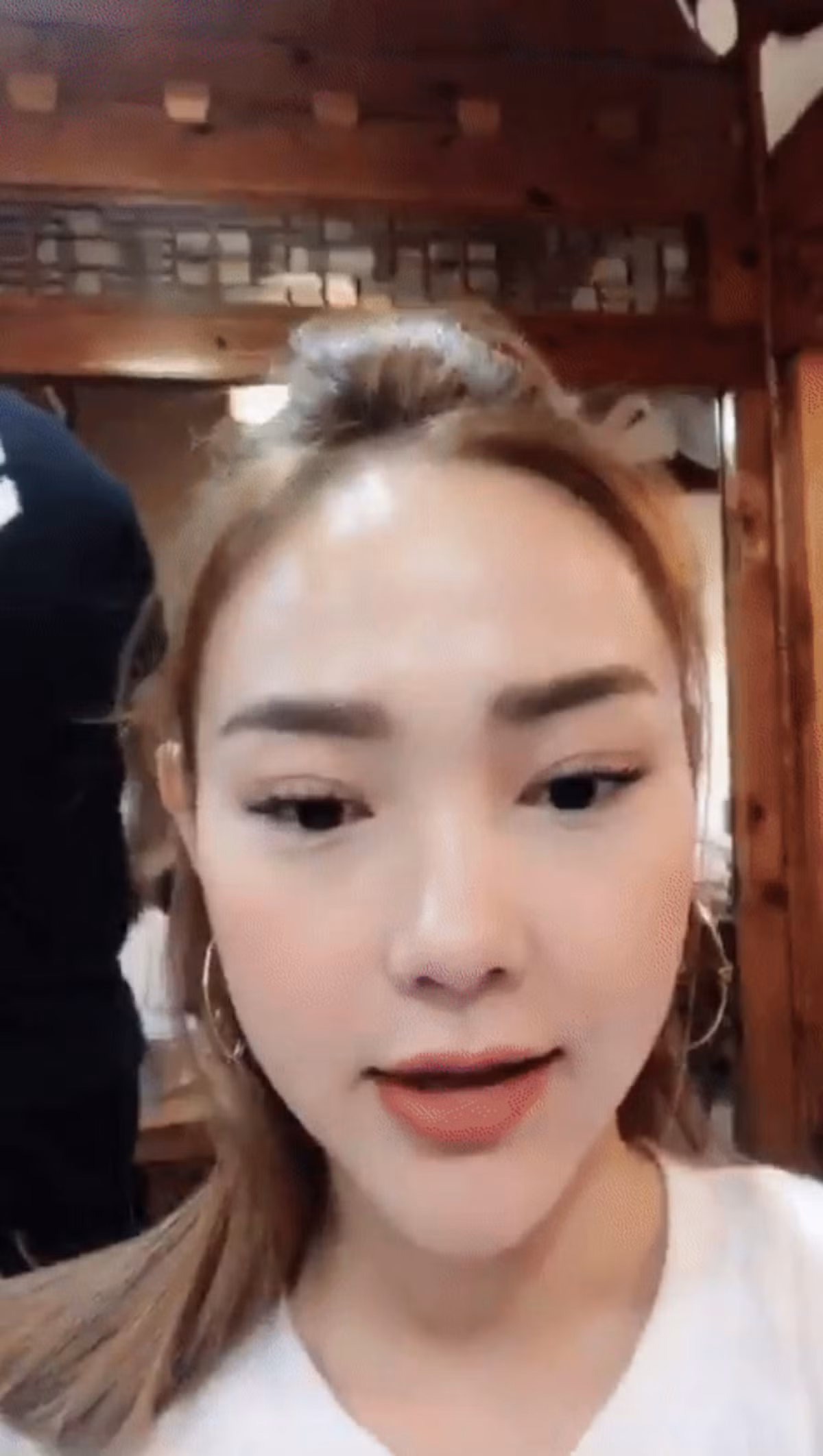 Cận cảnh gương mặt khác lạ của Minh Hằng.