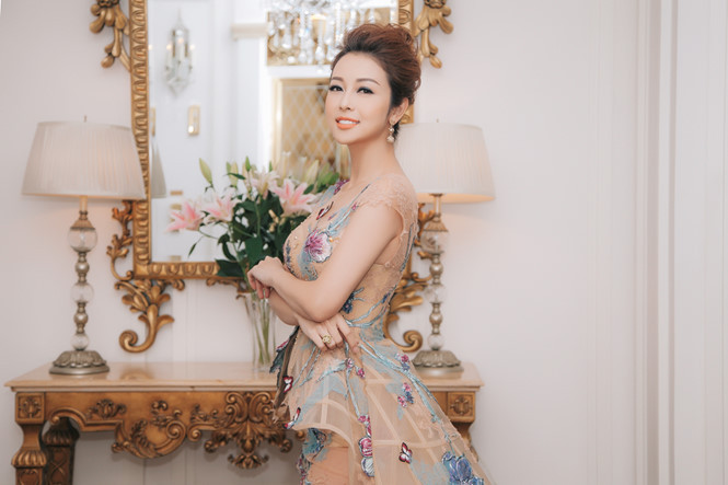 "Sao bà mẹ 3 con có thể đẹp như vậy được nhỉ. Vợ mình mới có 1 con mà nhìn không nhận ra so với thuở chưa cưới", Facebooker Nguyen Huy hài hước.