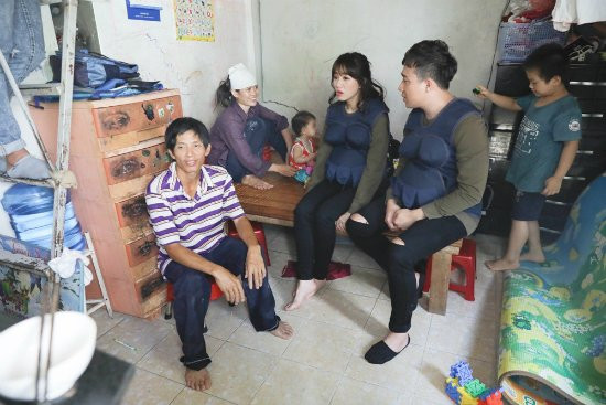  Trấn Thành - Hari tìm đến một gia đình hai con.Người vợ làm nghề buôn bán ve chai và là trụ cột chính của gia đình, người chồng thì bị chấn thương do tai nạn nghề nghiệp để lại. Căn nhà nhỏ chật hẹp cùng những vật dụng cũ kỹ khiến Trấn Thành - Hari nghẹn ngào và quyết tâm sẽ giúp đỡ gia đình.