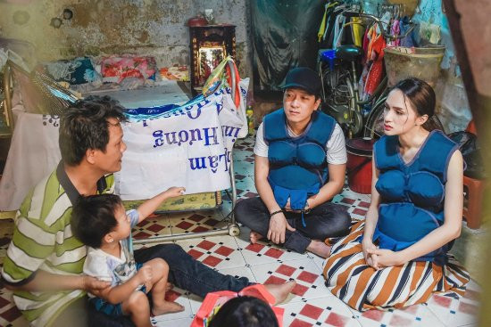 Trường Giang - Hương Giang đến thăm gia đình có người mẹ đang mang thai đứa con thứ 3 và mắc tiểu đường. Kinh tế gia đình cũng hạn hẹp khi chồng chạy xe ôm và vợ bán vé số. Trường Giang rất xúc động khi biết họ đang đối diện với rất nhiều khó khăn và khuyên cặp vợ chồng không nên đẻ thêm con trong hoàn cảnh như thế này.