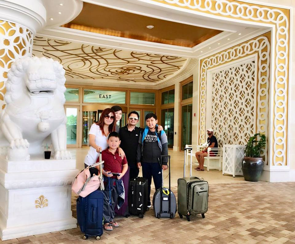 Trizzie Phương Trinh cho biết cô và chồng cũ được mời biểu diễn trong một đêm nhạc ở đảo Bahamas. Để các con có kỳ nghỉ hè vui vẻ bên gia đình trước khi quay trở lại trường học, cô quyết định đưa cả 3 nhóc tỳ đi cùng. Ba con trai đã đến cổ vũ cho bố mẹ trong show diễn.