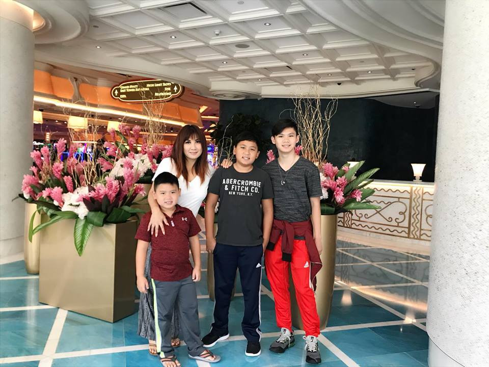 "Từ ngày sinh ra đến giờ Kenzi mới có dịp đi chơi xa cùng cả bố lẫn mẹ. Tuy không ở cạnh bố nhiều nhưng Kenzi không hề thấy ngỡ ngàng vì bố mẹ lúc nào cũng cố gắng cho các con cảm giác gia đình luôn luôn còn đó", Trizzie tâm sự về cậu con trai út.