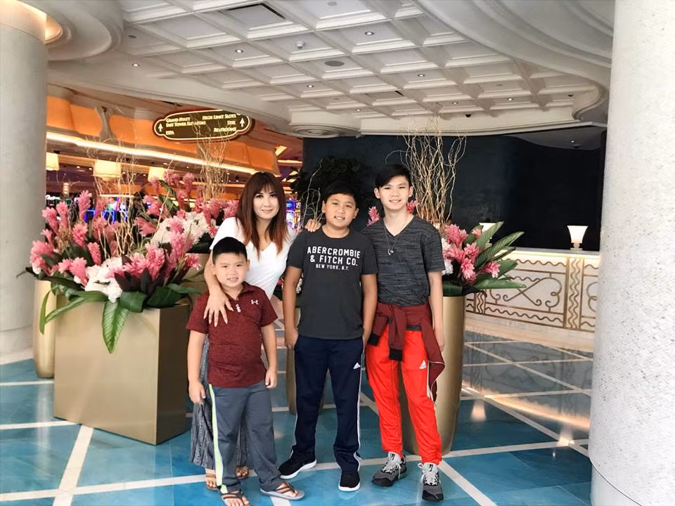 "Từ ngày sinh ra đến giờ Kenzi mới có dịp đi chơi xa cùng cả bố lẫn mẹ. Tuy không ở cạnh bố nhiều nhưng Kenzi không hề thấy ngỡ ngàng vì bố mẹ lúc nào cũng cố gắng cho các con cảm giác gia đình luôn luôn còn đó", Trizzie tâm sự về cậu con trai út.