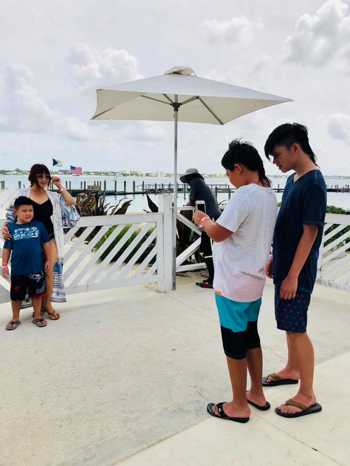 Trizzie Phương Trinh luôn được ca ngợi là một bà mẹ vĩ đại khi bỏ cả sự nghiệp để chăm sóc cho 3 con trai của Bằng Kiều. Nam ca sĩ viết trên trang cá nhân: "Tạm biệt Bahamas, nhà cháu lại lục tục kéo nhau về... Đông con thì vui nhưng mỗi lần đi đâu cũng lắm thứ phải lo lắm ạ. Cảm ơn bà bô của các con tôi Trizzie Nguyen lúc nào cũng lo chu đáo cẩn thận từ cây kim sợi chỉ cho bọn nó, mệt phết đấy".