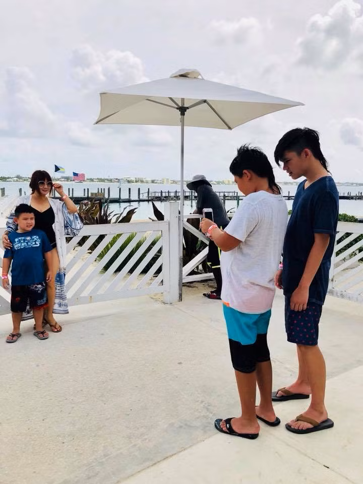 Trizzie Phương Trinh luôn được ca ngợi là một bà mẹ vĩ đại khi bỏ cả sự nghiệp để chăm sóc cho 3 con trai của Bằng Kiều. Nam ca sĩ viết trên trang cá nhân: "Tạm biệt Bahamas, nhà cháu lại lục tục kéo nhau về... Đông con thì vui nhưng mỗi lần đi đâu cũng lắm thứ phải lo lắm ạ. Cảm ơn bà bô của các con tôi Trizzie Nguyen lúc nào cũng lo chu đáo cẩn thận từ cây kim sợi chỉ cho bọn nó, mệt phết đấy".