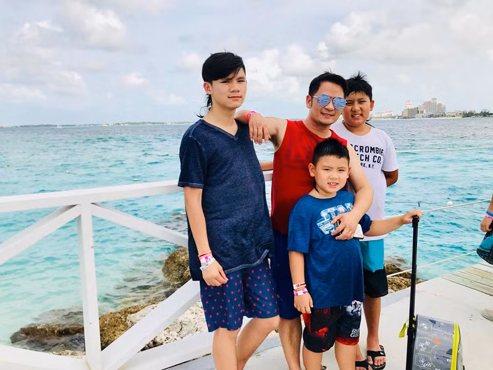 3 con trai của Bằng Kiều và Trizzie Phương Trinh đều đáng yêu, đặc biệt em út Kenzi rất bụ bẫm.