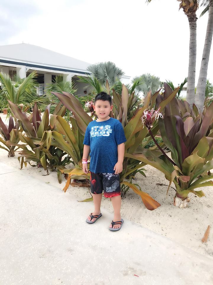 Cậu út Kenzi siêu đáng yêu, giống cả bố và mẹ.