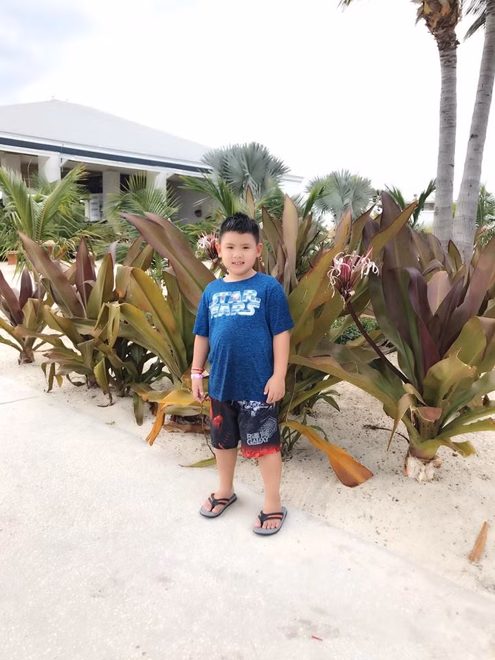 Cậu út Kenzi siêu đáng yêu, giống cả bố và mẹ.