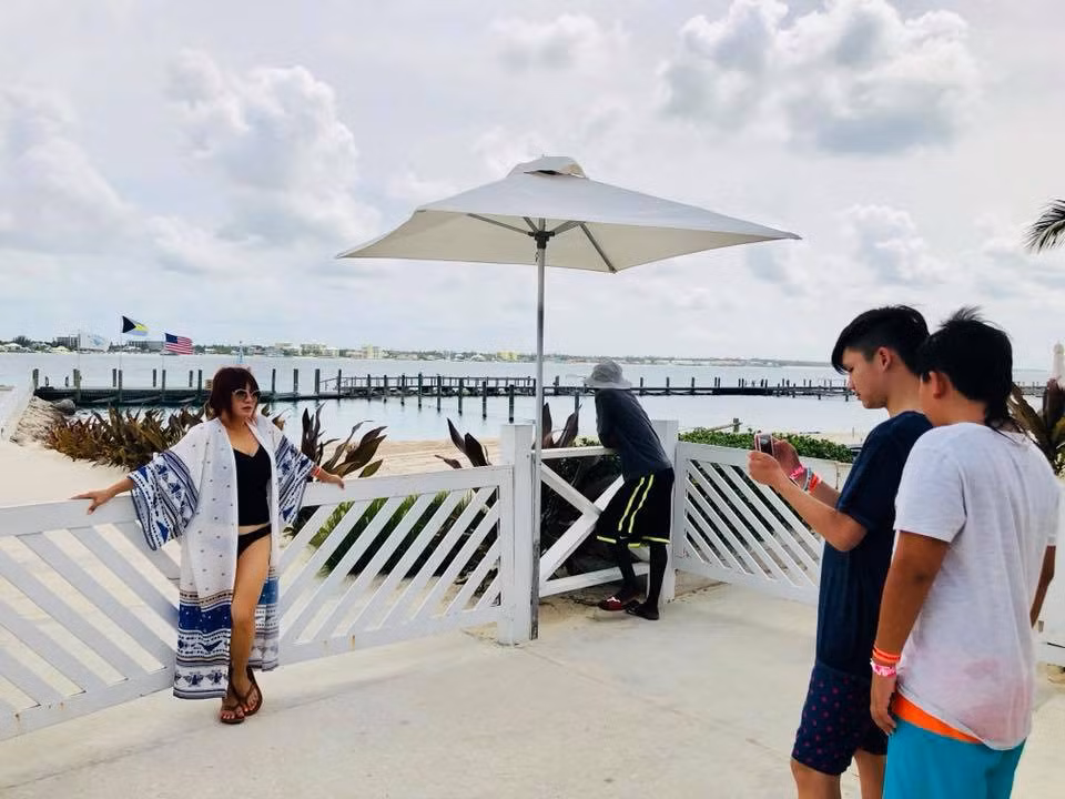 Hai anh lớn chụp ảnh cho mẹ.