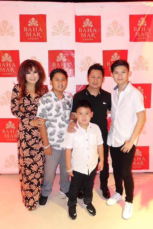 Trizzie Phương Trinh viết: "Khi máy bay đáp xuống sân bay thì bố sẽ đi về một nơi và mẹ sẽ đi về một nơi nhưng kỷ niệm của chuyến đi này sẽ tồn tại trong các con mãi mãi và khi các con lớn lên và có gia đình riêng chúng nó sẽ hiểu bố mẹ đã làm gì cho chúng và đến lúc đó tụi nó có cảm ơn cũng không muộn".