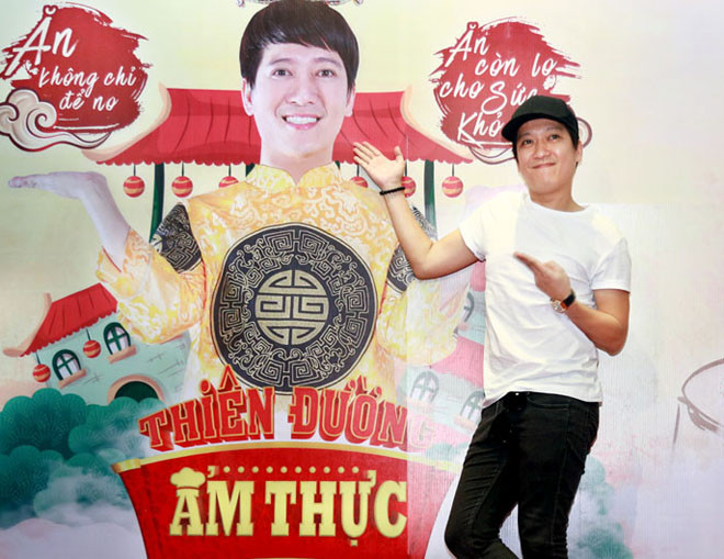 Anh vui vẻ trả lời mọi câu hỏi của phóng viên, nhưng lại né tránh nhắc đến scandal với Hoài Linh hay ồn ào tình tay tư Nam Em - Nhã Phương - Khánh My.