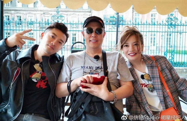 Mới đây, những hình ảnh Trương Thiết Lâm thân thiết bên Triệu Vy và Tô Hữu Bằng ở Pháp đã thu hút nhiều sự chú ý của khán giả. Được biết, cả ba hiện đang có mặt ở Pháp để ghi hình chương trình Nhà hàng Trung Hoa mùa hai.