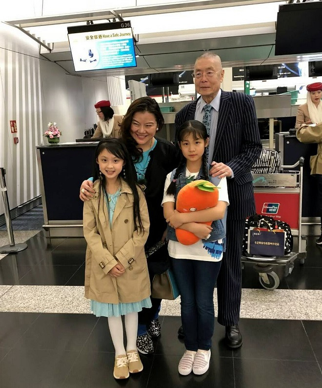 Bốn vị khách mời "đặc biệt nhất" trong bữa tiệc của Triệu Vy khi vừa xuống sân bay.