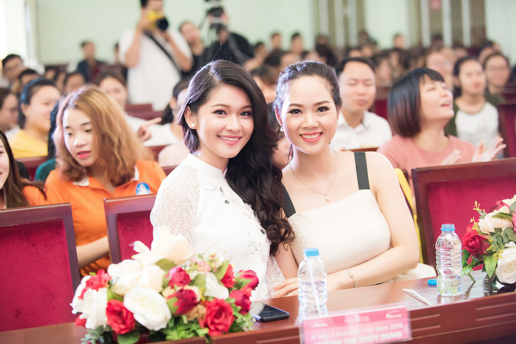 Giao lưu tại Đại học Hài Phòng, hai người đẹp chia sẻ nhiều kinh nghiệm và kêu gọi các cô gái trẻ tham gia cuộc thi.