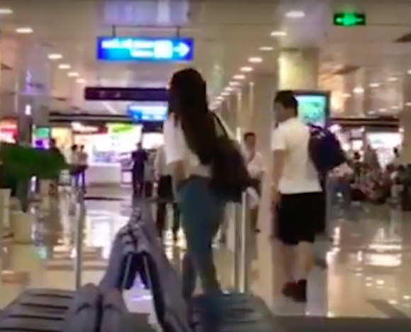 Mới đây, Hà Hồ và Kim Lý tiếp tục bị bắt gặp tại sân bay. Kim Lý đến trước và đứng đợi Hà Hồ. Một lúc sau, "Nữ hoàng giải trí" mới xuất hiện với trang phục quần jean và áo thun khá thoải mái.