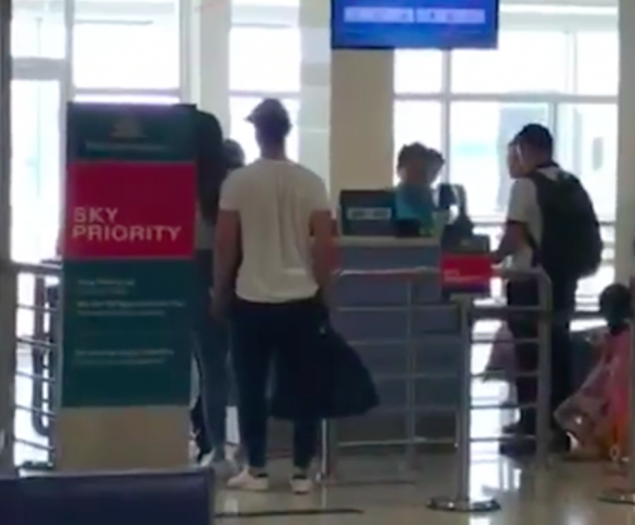 Cả hai cùng check in và lên máy bay cùng nhau.