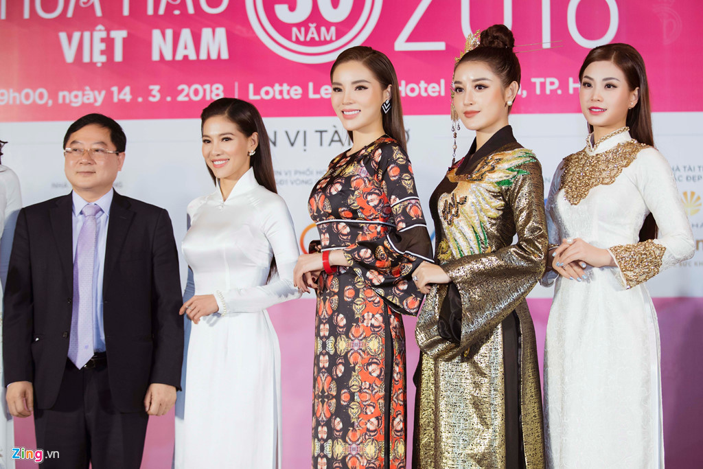 Nguyễn Cao Kỳ Duyên đứng cạnh hai Á hậu 1 và 2 của cùng mùa thi năm 2014, Huyền My và Diễm Trang.