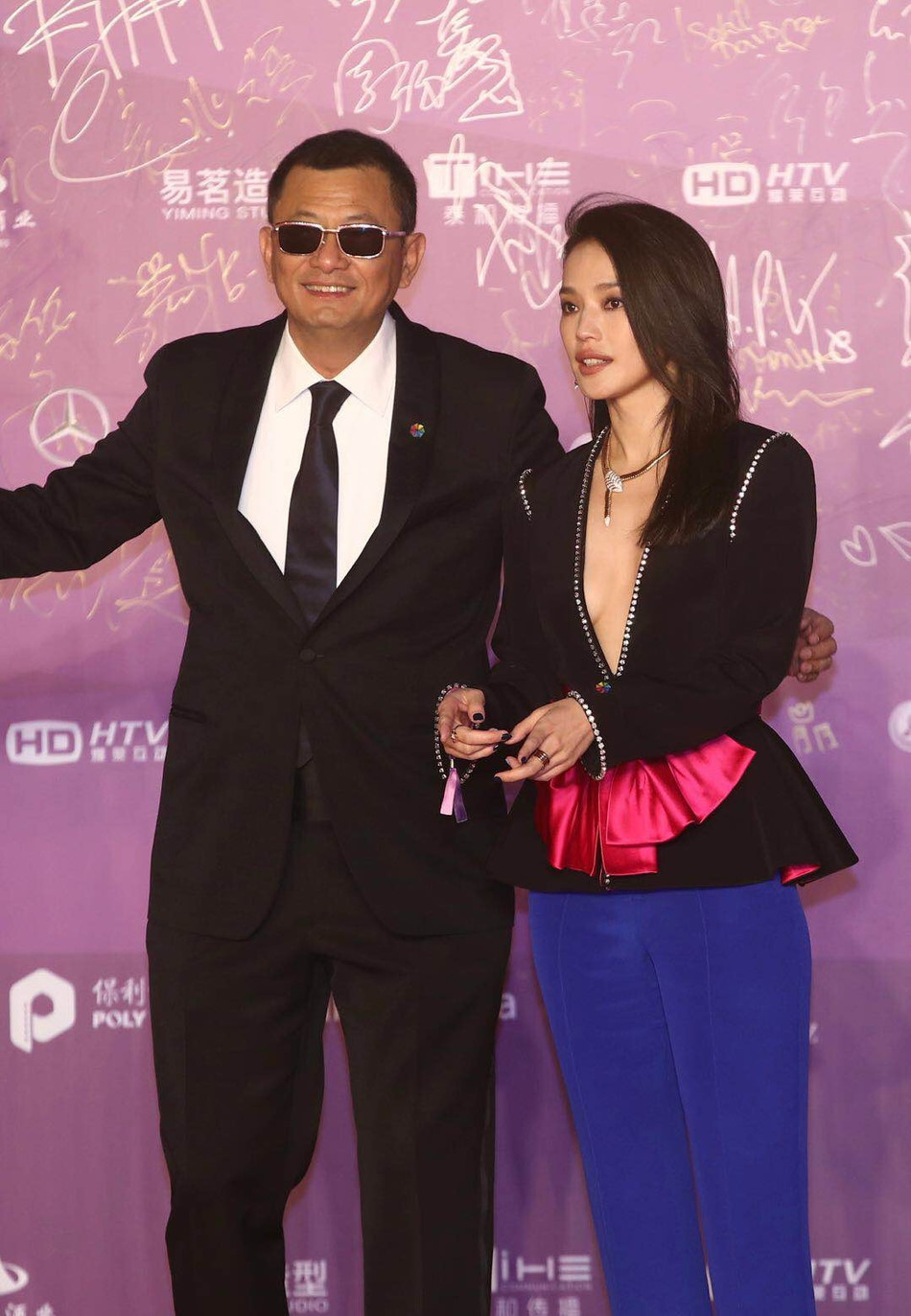 Tối 15/4, Hong Kong xôm xụ với Kim Tượng lần thứ 37 còn tại Đại lục, truyền thông đổ dồn vào dàn nghệ sĩ quy tụ trên thảm đỏ LHP Quốc tế Bắc Kinh lần thứ 8. Những tên tuổi gạo cội và nghệ sĩ mới của màn ảnh Hoa ngữ đều xuất hiện. Thư Kỳ là nữ giám khảo duy nhất của LHP năm nay. Bên cạnh cô, đạo diễn Vương Gia Vệ cũng là thành viên ban giám khảo.