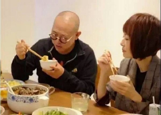 Ngôi sao võ thuật 55 tuổi được nhận xét trông hồng hào hơn khi ăn cơm cùng MC Lỗ Dự.