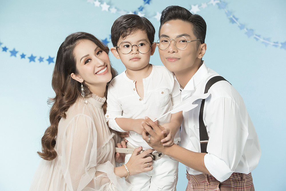 Dù chưa chính thức tổ chức đám cưới, nhưng tổ ấm của Khánh Thi và chồng kém 12 tuổi - Phan Hiển luôn ấp ám và hạnh phúc.