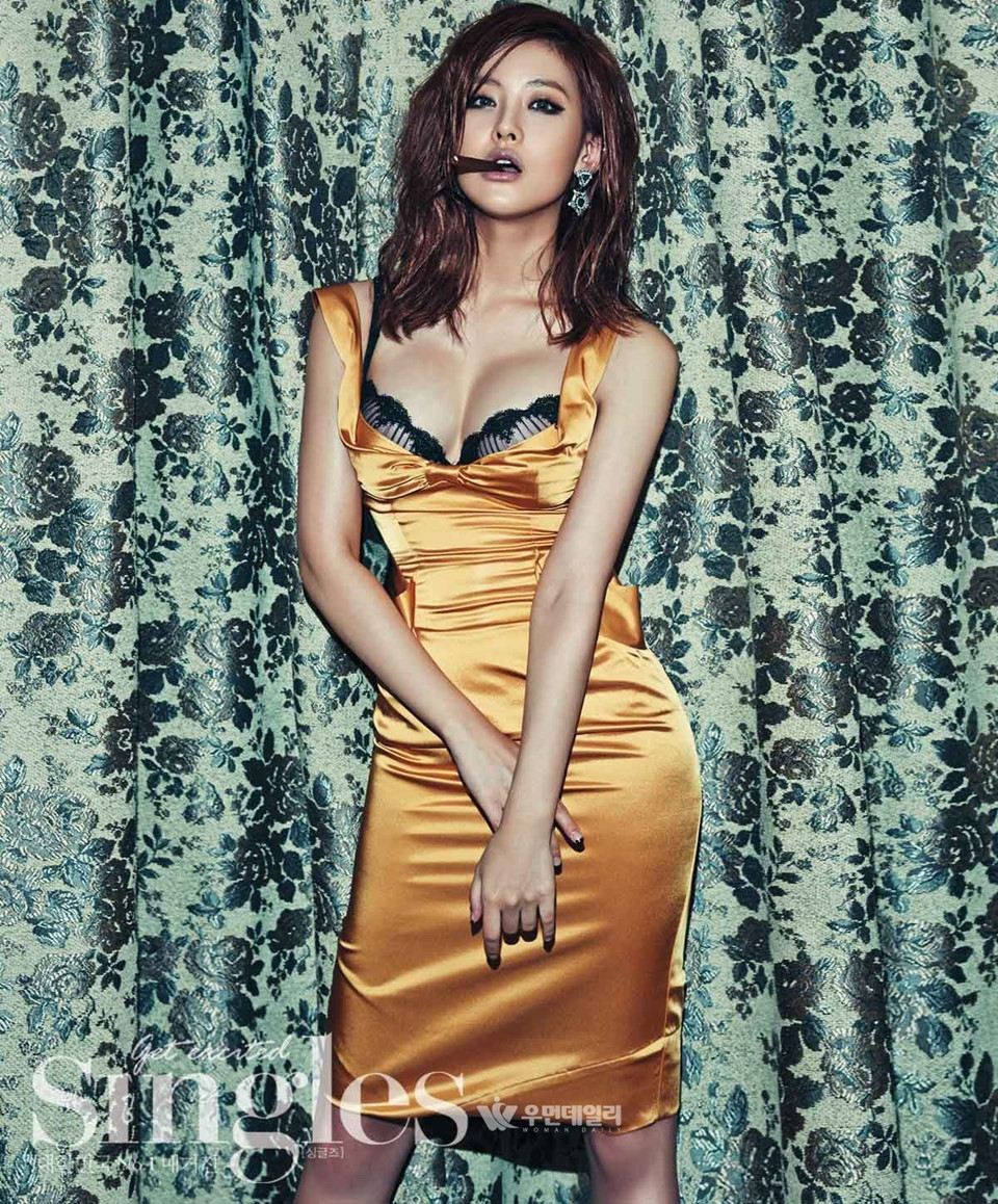 Theo đuổi hình tượng quyến rũ, Oh Yeon Seo không ngại xuất hiện trong các bộ hình táo bạo và gợi cảm. Cô luôn nằm trong Top những diễn viên hấp dẫn nhất làng giải trí.