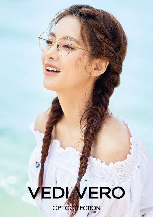 Cũng trong năm 2012, bạn gái Kim Bum vướng phải scandal đầu tiên trong sự nghiệp. Cô bị tố giả tạo trên truyền hình sau khi bị bắt gặp hẹn hò cùng nam diễn viên Lee Jang Woo. Scandal gây ảnh hưởng không nhỏ đến danh tiếng và khiến cô bị loại khỏi chương trình We Got Married.