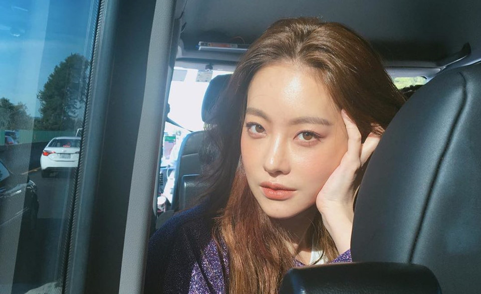 Bạn gái tài tử Vườn sao băng sinh năm 1987, gia nhập làng giải trí năm 2002 khi mới 15 tuổi. Cô và bạn gái Lee Jun Ki, Jeon Hye Bin cùng ra mắt với tư cách ca sĩ thần tượng trong nhóm nhạc LUV. Con đường âm nhạc không thành công, các thành viên tách nhóm và theo đuổi sự nghiệp diễn xuất.