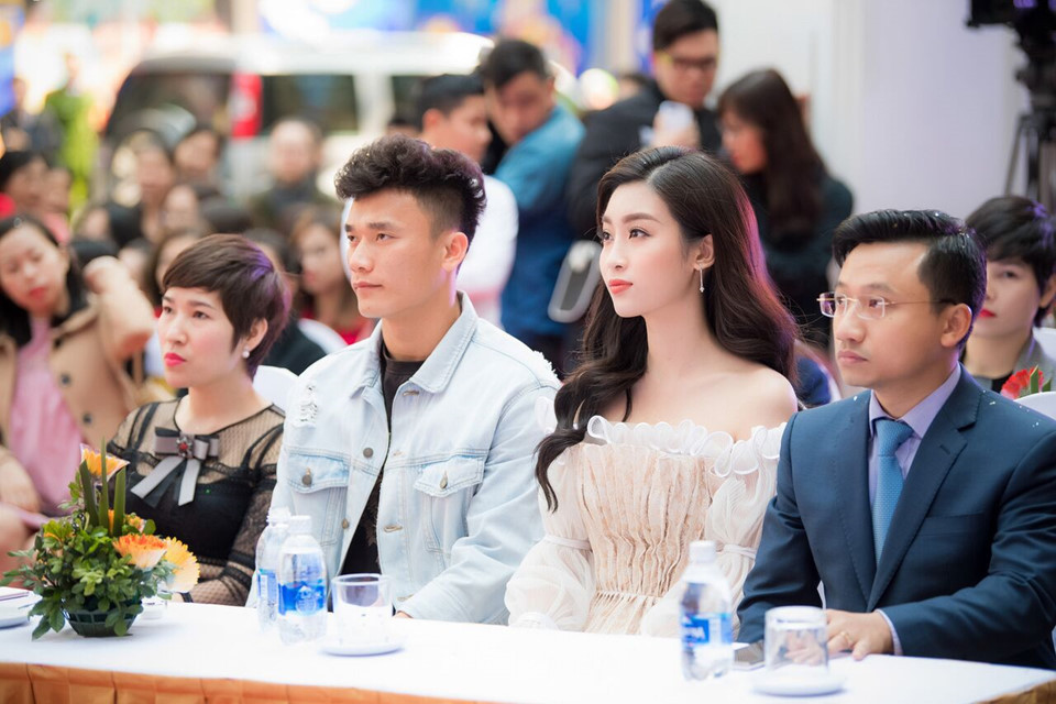 Thủ môn Bùi Tiến Dũng cũng là nhân vật nổi tiếng được mời tham dự. Sau thành công của U23 Việt Nam tại Giải Vô địch U23 châu Á, tên tuổi anh phủ sóng khắp cả nước. Hoa hậu Đỗ Mỹ Linh và thủ môn Bùi Tiến Dũng từng gặp nhau tại sân bay Nội Bài khi cô đón anh cùng đội tuyển U23 trở về từ Trung Quốc nên cả hai quen nhau từ trước đó. Họ vui mừng khi hội ngộ tại sự kiện.