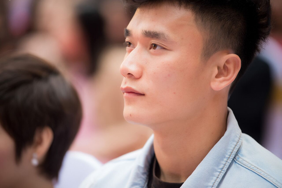 Cận cảnh gương mặt nam tính của Bùi Tiến Dũng. Anh cũng là một trong những thành viên của U23 được nhiều người hâm mộ nhất vì vẻ ngoài điển trai, phong trần và tính cách nhã nhặn.