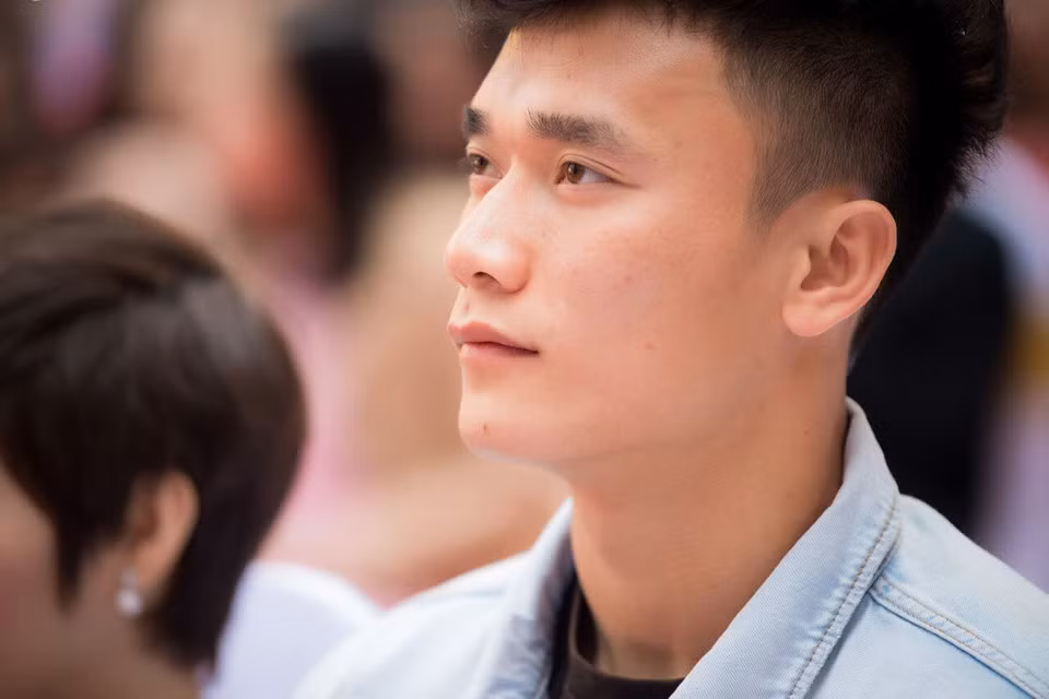 Cận cảnh gương mặt nam tính của Bùi Tiến Dũng. Anh cũng là một trong những thành viên của U23 được nhiều người hâm mộ nhất vì vẻ ngoài điển trai, phong trần và tính cách nhã nhặn.