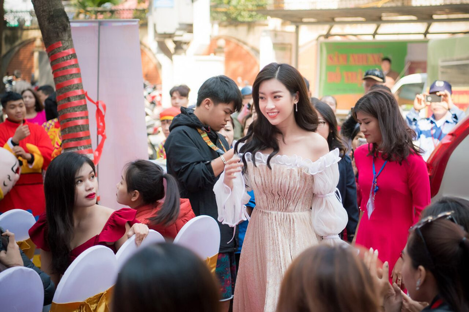 Sáng 9/3, Hoa hậu Đỗ Mỹ Linh nhận lời tham gia một sự kiện ở Hà Nội. Cô diện váy trễ vai với phần bèo nhún nữ tính của nhà thiết kế Chung Thanh Phong.